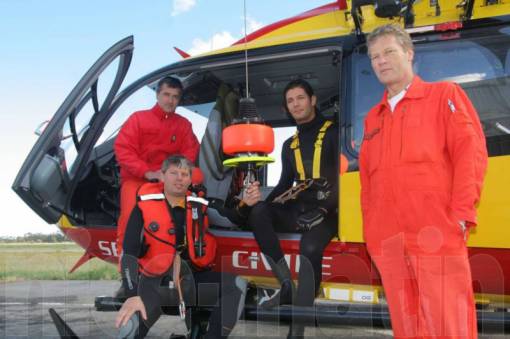 De gauche à droite : Jean-Christophe Aeschlimann, MOB du Dragon 2B, les sauveteurs-plongeurs du Grima de Haute-Corse, David Donati et Sébastien Scartabelli, Xavier Roy, chef de la base hélico de la Sécurité civile de Poretta - Photo Louis Vignaroli