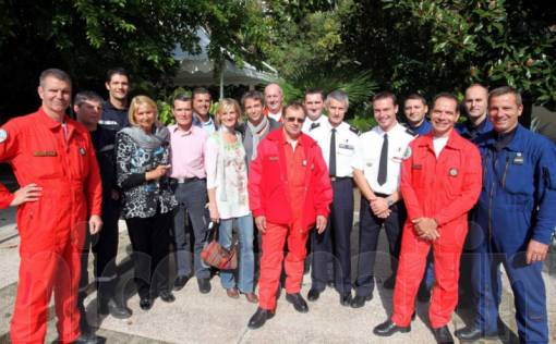  Les rescapés du Cessna a pu dire, hier, merci à leurs sauveteurs. Au total, une soixantaine de personnes était présente à la préfecture - Photo : Pierre-Antoine Fournil