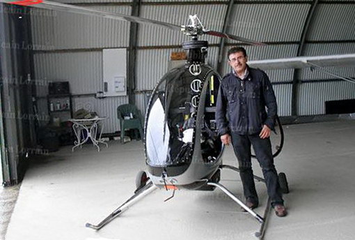 Renzo Sguera est passionné par les petits avions, il vole avec ses amis de l'aéro-club de Villette. Récemment, il a construit lui-même son propre hélicoptère-ULM nouvelle Classe 6 - Photo Samuel MOREAU
