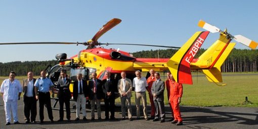 Tous les institutionnels lozériens, ravis, devant le bel hélicoptère EC 145 Photo © D.R.