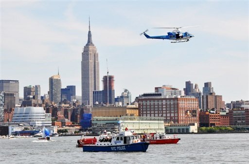 Des équipes de secours sur la zone où se sont abîmés deux appareils, le 8 août 2009 au large de New York - Photo source AFP