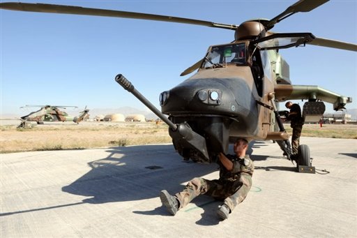 Un militaire travaille sur l'un des trois hélicoptères Tigre déployés en Afghanistan par l'armée française, le 23 août 2009