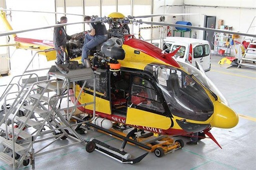 Des mécaniciens et électriciens, venus de Nice, ont effectué les derniers réglages du nouveau moteur du Dragon 29.