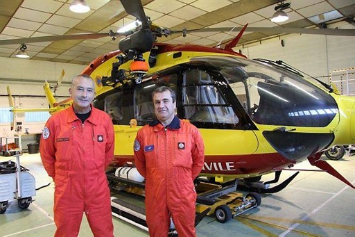 Pour chaque vol du Dragon 50, l'équipage de la Sécurité civile est composé d'un pilote et d'un opérateur de bord. Ici, Hervé Labous et Pascal Sciberras - Photo maville.com