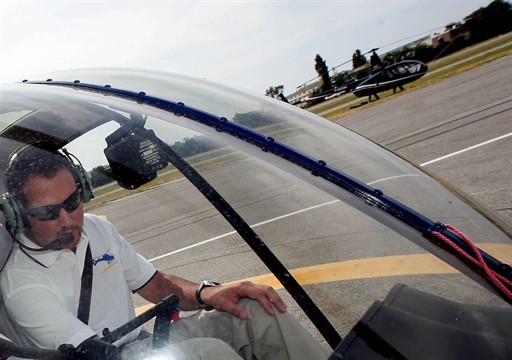 École, transports, promenades, baptêmes, travail aérien... toutes les activités liées aux hélicoptères à l'aéroport de Cannes-Mandelieu sont concernées par un décret ministériel qui prévoit une limitation du survol des zones urbanisées - Photo Serge Haouzi