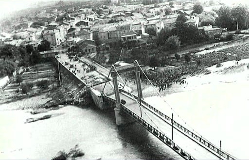 Le pont de Remoulins après les inondations d'octobre 1958. Photo prise vraisemblablement depuis le Bell 47 F-BHKZ de la Protection civile - Photo DR