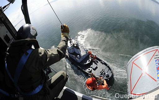 Les équipages de la flottille 32 F s'entraînent quotidiennement à l'hélitreuillage - Photo David ADÉMAS