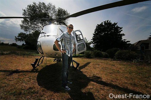 Le pilote Pierre-Yves Denis, devant son hélicoptère, propose des baptêmes de l'air et des missions plus complexes.