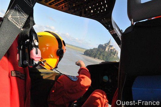  « Dragon 50 » effectue un vol de sécurité littoral sur la baie du Mont Saint-Michel, lundi en fin d'après-midi, en raison des fortes marées
