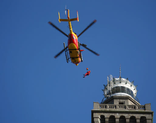 Dragon 29 est venu « tutoyer » la lanterne du phare d'Eckmühl, à 60m du sol, le temps d'y déposer des membres du "GRIMP" - Photo Daniel Budinot
