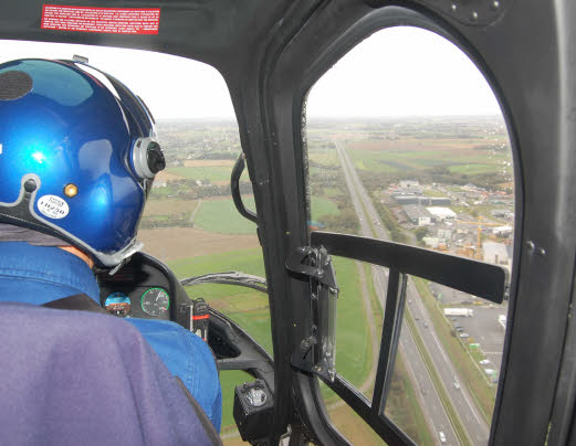 À 236 km/h et une altitude de 1.000 pieds (300 m) au-dessus de la RN12, le chef Jean-Christophe Battaglia et le lieutenant Christophe Barré coordonnent les opérations et « chassent » le contrevenant - Photo Gwendal Hameury