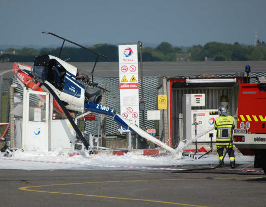 C'est apparemment au moment du décollage que le rotor ou les pales de l'appareil R22 F-GMLZ auraient heurté la cabine protégeant les pompes - Photo Alain Coquil