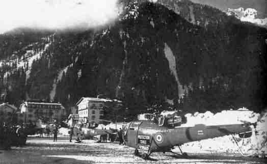 Les deux Alouette 3 F-ZBAS et F-ZBAL de la Protection civile posées sur la Place du Mont Blanc, servant de DZ, à Chamonix - Photo DR