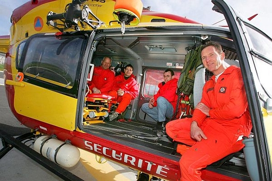 Au 1er plan, Philippe BRIEUX, pilote instructeur à bord de l'hélicoptère Dragon 17 (photo archives Dominique Jullian)