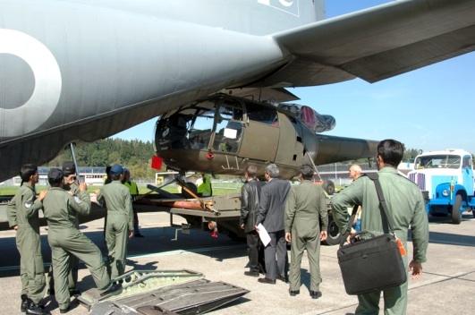 C-130 Hercules Pakistanais à Emmen chargeant une ex Alouette III suisse - Photo @ Swiss Air Forces
