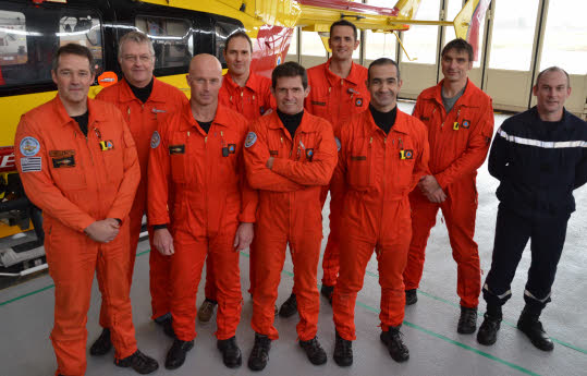 Les équipages (pilotes et MOB) posent devant Dragon 29 - Photo © Jean Le Borgne - letelegramme.com