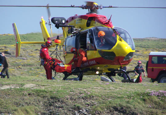 Des secours importants et la gendarmerie du Palais ont été mobilisés pour porter secours au blessé helitreuillé sur site. Photo Soisick Boulch