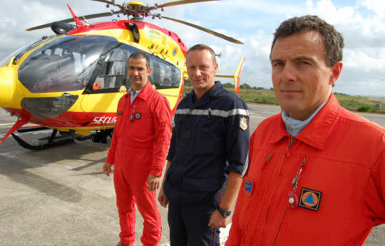 De retour d'une mission à Plougonvelin, hier matin, l'équipage composé de Denis Vuillemin (pilote), Raphael Crestani (sauveteur du Sdis) et Laurent Puech (mécanicien-opérateur de bord) était prêt à décoller de la base de Pluguffan.