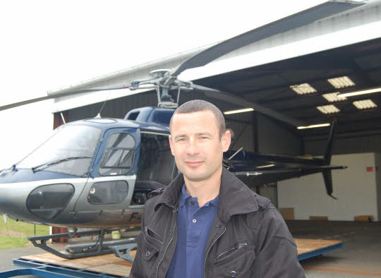 Pierre-Yves Denis et son « Écureuil » (cinq passagers), complices pour des missions touristiques ou techniques en Bretagne du nord.