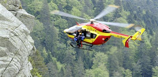 À la fin de l'exercice, deux des dix gendarmes qui y ont participé sont hélitreuillés et réceptionnés à bord de l'hélicoptère Dragon 67 par le « mécanicien opérateur de bord ». Juste avant, onze médecins du Samu avaient emprunté le même chemin aérien, depuis la falaise de la Martinswand. Quand c'est une victime qui est hélitreuillée, elle est placée dans une civière, accrochée au câble de façon horizontale - Photo Jean-Marc Loos