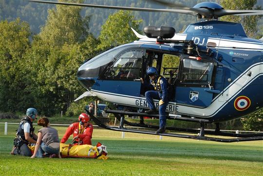 C'est l'hélicoptère de la gendarmerie (EC 135 F-MJDJ) basé à Meyenheim qui est venu à la rescousse pour achever l'intervention - Photo Arnaud Viry
