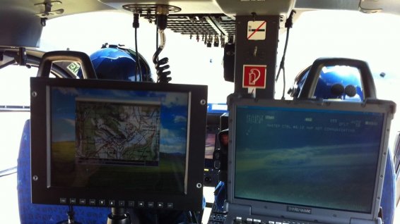 Les terminaux de contrôle de la caméra "Wescam" à bord de l'hélicoptère - Photo © FTV 