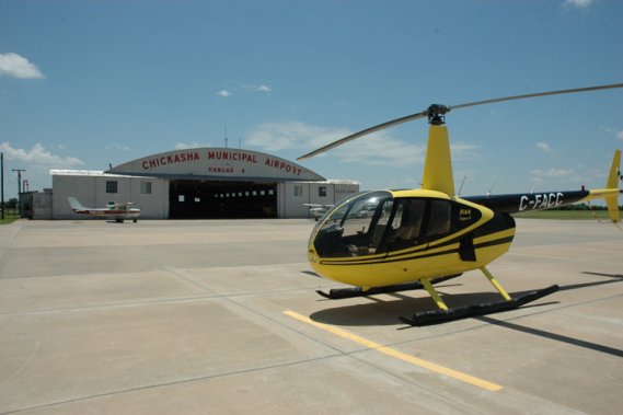 L'hélicoptère de marque Robinson 44 jaune et noir immatriculé C-FACC.