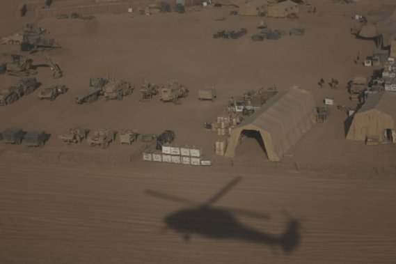L'ombre d'un hélicoptère se dessine sur le sol d'une base militaire américaine en Afghanistan. Trois hélicoptères militaires se sont écrasés lundi en Afghanistan - Photo AP