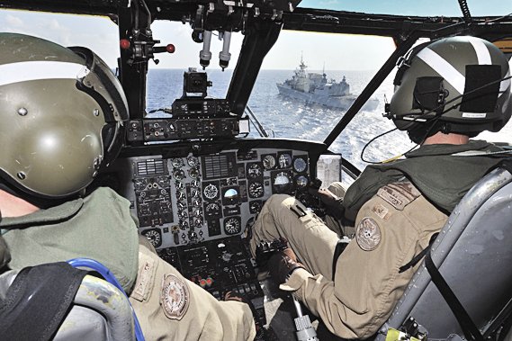 Les pilotes Jason Leslie et Adam Power scrutent les eaux du golfe d'Aden à la recherche d'embarcations suspectes - Photo Daphnée Dion-Viens