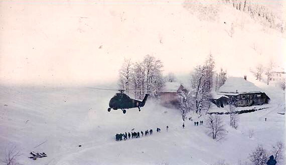 H-34A 68-OC (SA-167) en vol lors d'une évacuation d'une colonie de vacances en Tarentaise hiver 1968 - Photo © Joël DIERNAZ