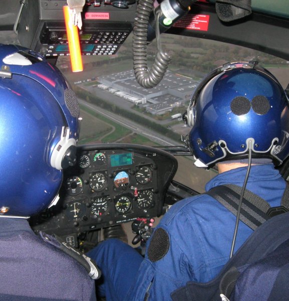 Walter le pilote et le capitaine de L'Estoile ont repéré trois contrevenants dont une jeune maman qui a cumulé les infractions - Photo DDM, Béa. D.