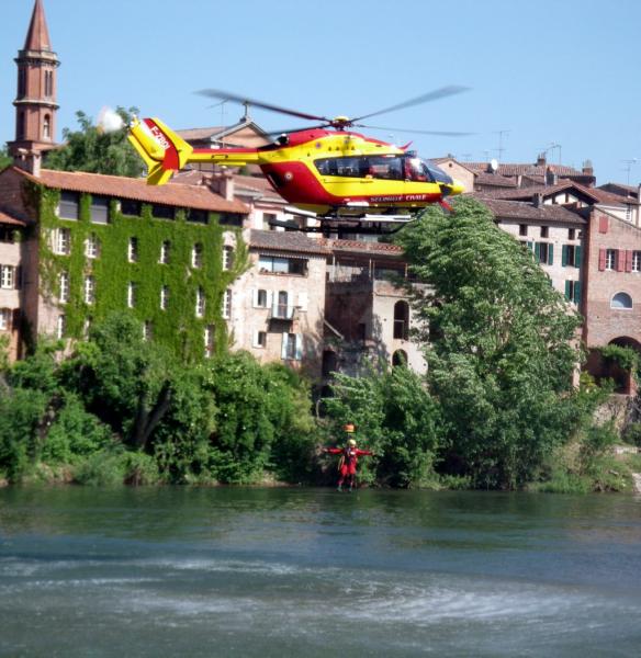  L'hélicoptère « Dragon 66 » de la Sécurité civile de Perpignan a fait le spectacle sur le Tarn - Photo DDM, P.-J. P. 