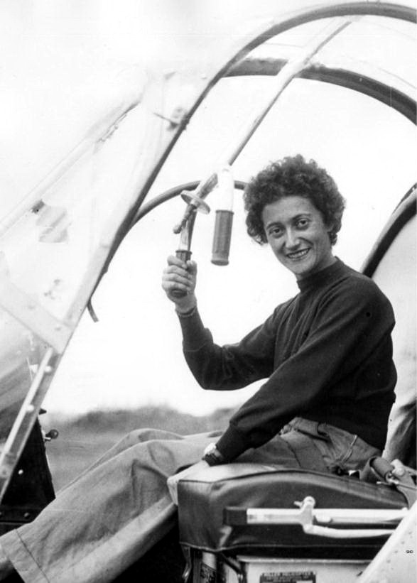 Valérie André sur Hiller 360 en stage chez Helicop-Air à Cormeilles-en-Vexin - Octobre 1950 - Photo DR collection Valérie André