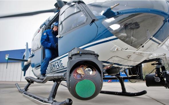 L'opérateur (à g.) surveille un écran sur lequel défilent les images filmées par la caméra située à l'avant droit de l'appareil de la gendarmerie Photo S. ORTOLA / 20 MINUTES