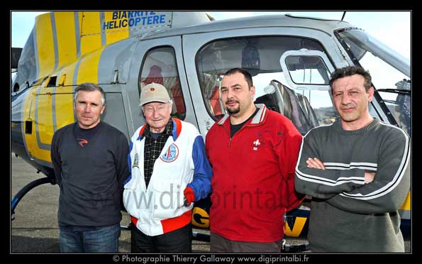 Cardetti Michel pilote de Biarritz hélicoptère, Jean-Marie Potelle instructeur testeur d'helicoptères, Olivier Veillon observateur technique et Patrice Petit navigateur et pilote - Photo Thierry Gallaway