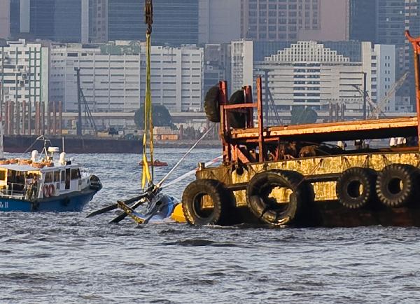 La récupération de l'épave de l'Agusta AW139 