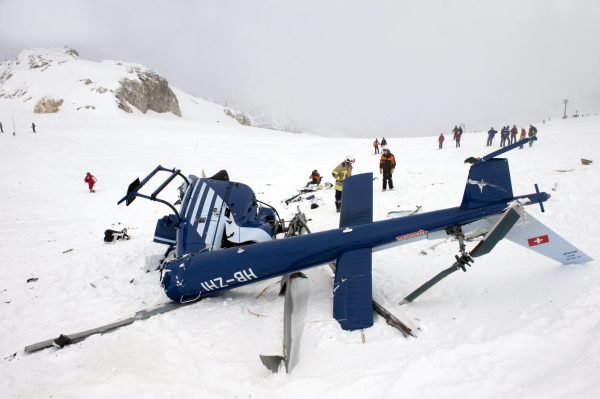 L'épave de l'AS 350 B2 du HB-ZHI - Photo Keystone/Laurent Gillieron