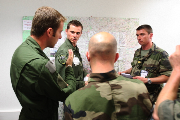 Dans la salle des opérations, les pilotes étudient le terrain - Photo Guillaume Bonnaud