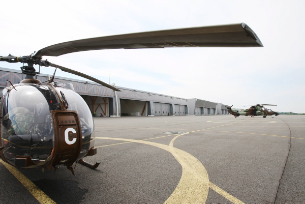 Sur le tarmac, à l'avant-plan : une Gazelle, à l'arrière-plan : un Tigre ; ils seront prêts au décollage en 30 minutes maximum - Photo Guillaume Bonnaud