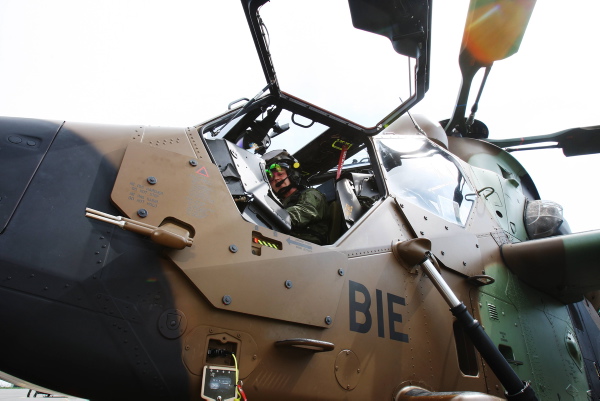Le pilote aux commandes du Tigre BIE - Photo Guillaume Bonnaud