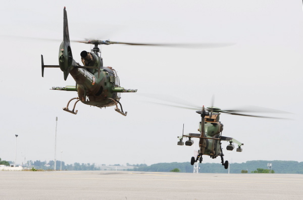 Le Tigre, suivi par une Gazelle, décolle pour rejoindre - Photo Guillaume Bonnaud
