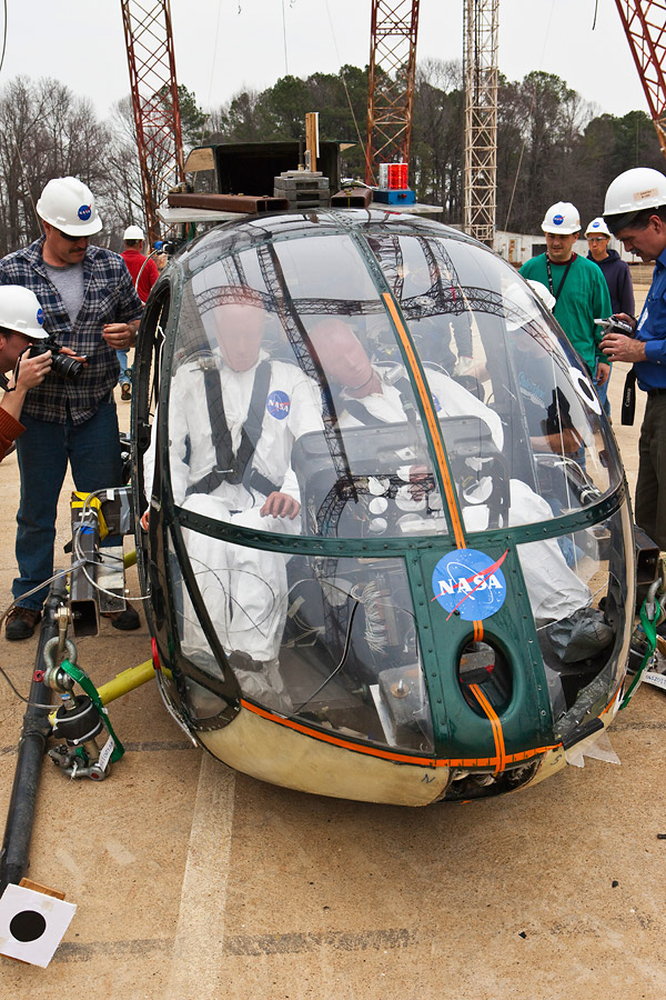 The force of the impact shattered the MD-500's windscreen. Crédit : NASA/Sean Smith