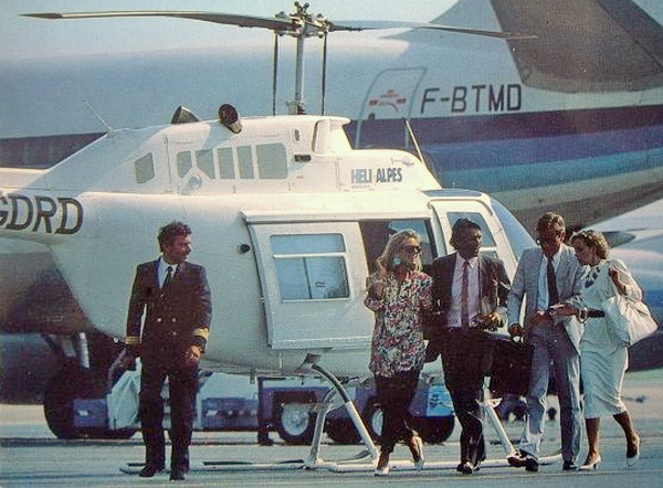 Agusta Bell 206 F-GDRD HELI ALPES et Dassault Mercure F-BTMD à la fin des années 80 (après 1984 et avant le 12 janvier1989) sur tarmac à Annecy-Meythet (74) - Photo DR Carte postale publicitaire HELI ALPES