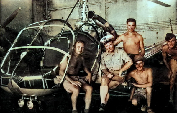 Alexis Santini pose avec ses mécaniciens devant un Hiller 360 en Indochine - 1950 - Photo DR colorisée