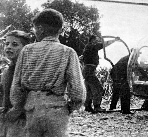 Equipage Bell 47 F-BHKZ Protection civile lors de la venue du Général de Gaulle après les inondations d'octobre 1958 - Photo coll. Viviane Paillet