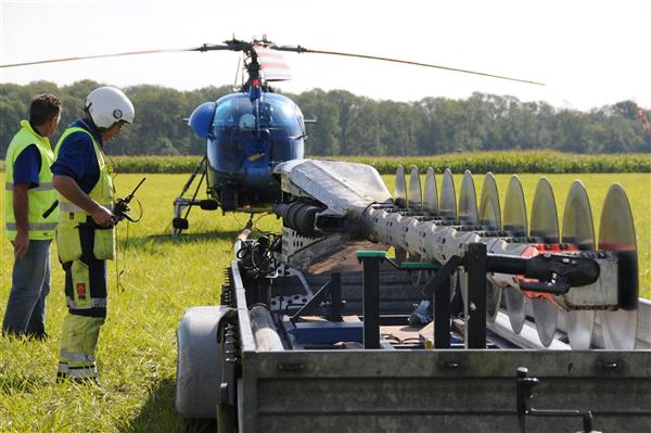 Cette scie géante à dix lames coupe la végétation à la verticale une fois accrochée à l'hélicoptère - Photo Arnaud Viry