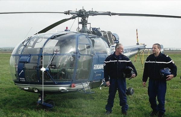 L'équipage devant la vénérable Alouette 3 ; elle restera un appareil mythique - Photo Xavier Breuil