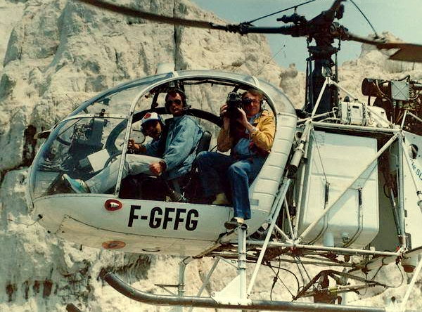 Jacques Hubinet à bord du SA-315B Lama F-GFFG de Sud Hélicoptères en tournage au sommet de l'Île Maire, fin des années 80 - Photo DR filmsdusoleil.com