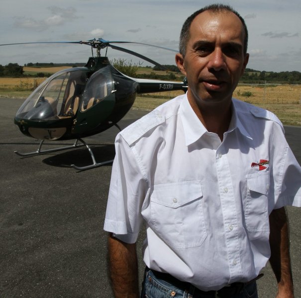 C'est désormais pour le compte d'Héli-Challenge que Partick Sordes... pilote l'école d'Auch-Lamothe aux commandes d'un CABRI de chez Gimbal Hélicoptères- Photo Sébastien Lapeyrère DDM