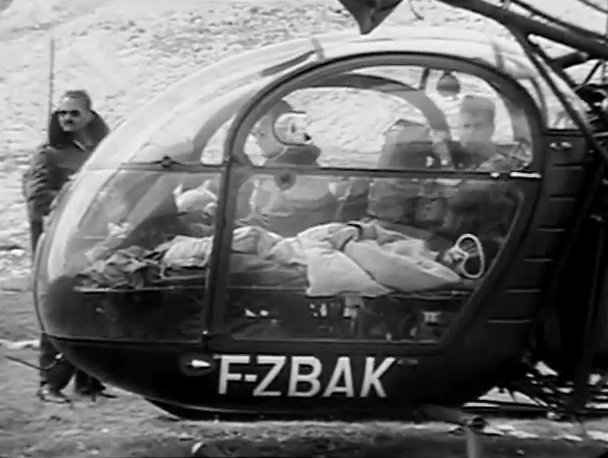 La spéléologue Josiane Laures allongée sur la civière intérieure à bord de l'Alouette 2 F-ZBAK Protection civile Base de Nice en mars 1965 - Photo DR